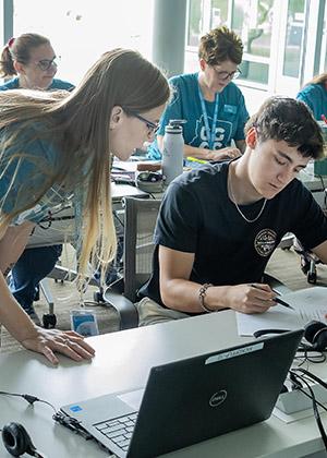 Advisor helping student to apply for classes