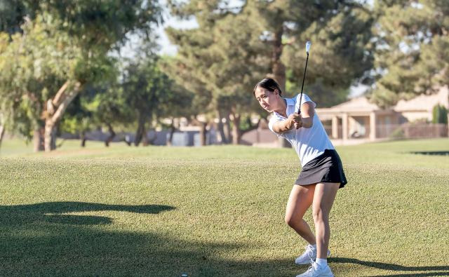 Woman playing golf at the 2026 Swing 4 SWE event